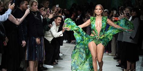 vestito verde versace jennifer lopez|jennifer lopez versace 2020.